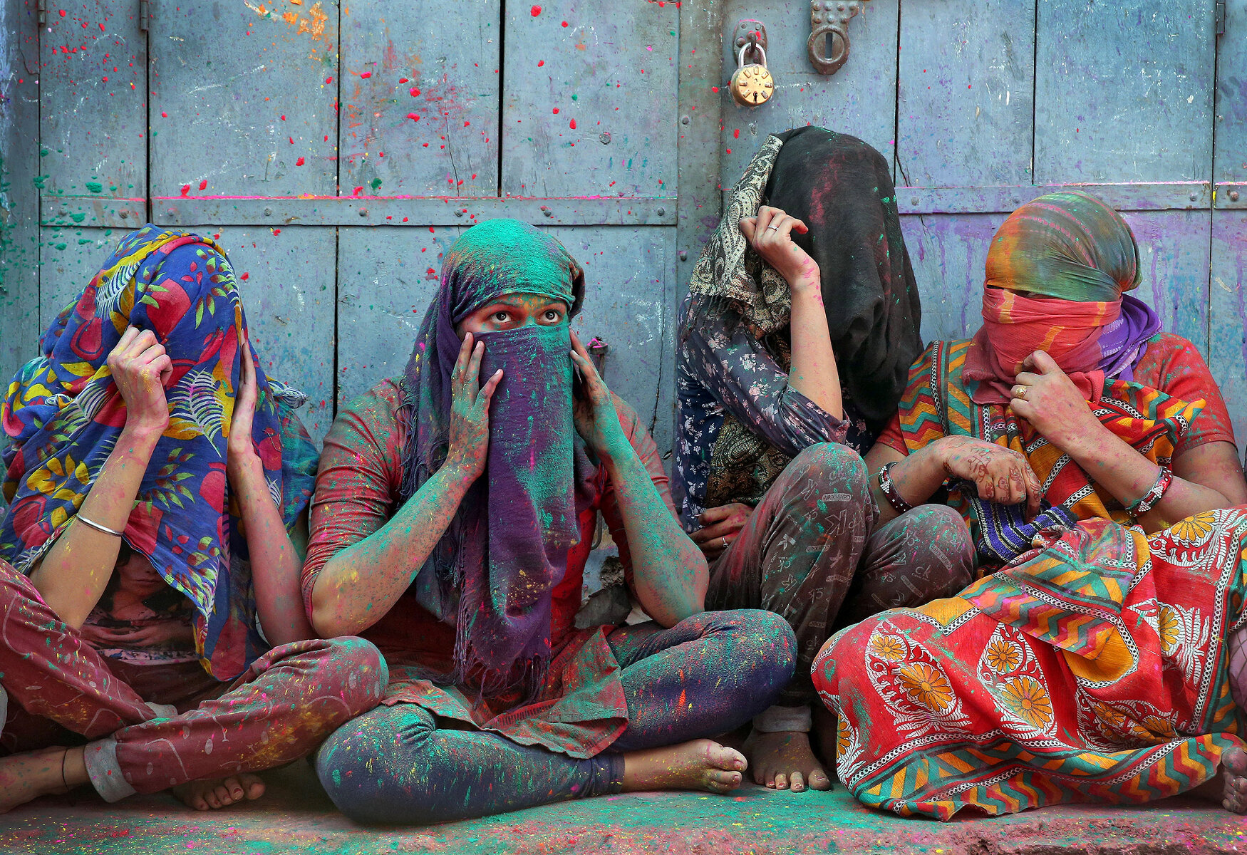 <p>Женщины принимают участие в праздновании фестиваля Холи в городе Вриндаван.</p>