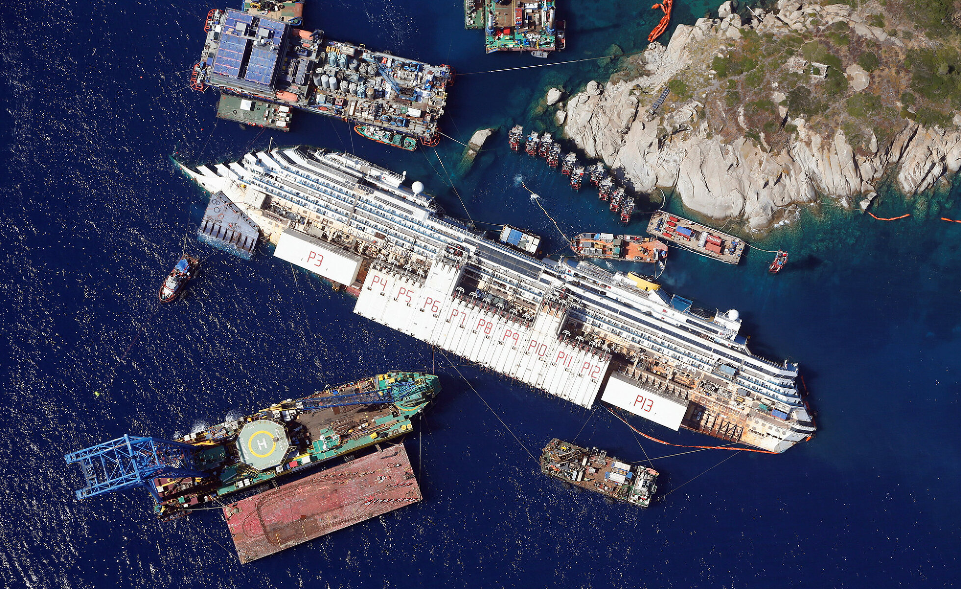 <p>Последствия аварии круизного лайнера Costa Concordia. На борту судна находились более 4,2 тысячи пассажиров и членов экипажа. В результате крушения погибли 32 человека и более 100 пострадали. Побережье Италии, 2012 год</p>