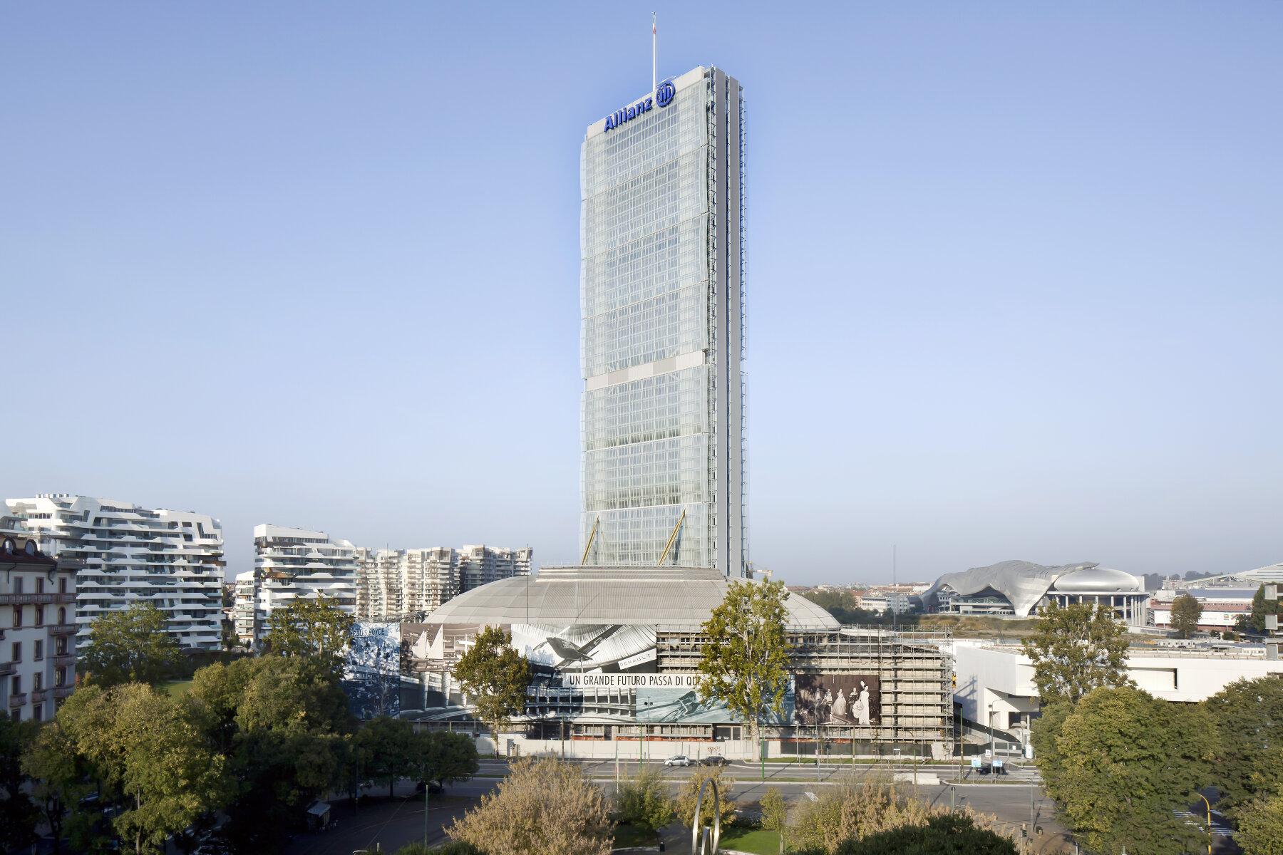 <p>Бизнес-центр Allianz Tower, Милан. По итогам 2010 года занял третье место среди главных небоскребов мира по версии Emporis Skyscraper Award</p>