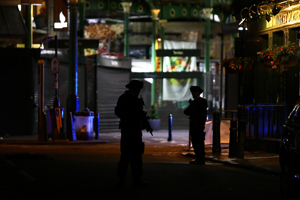 <p>Вооруженные полицейские патрулирует рынок Боро Маркет после теракта</p>