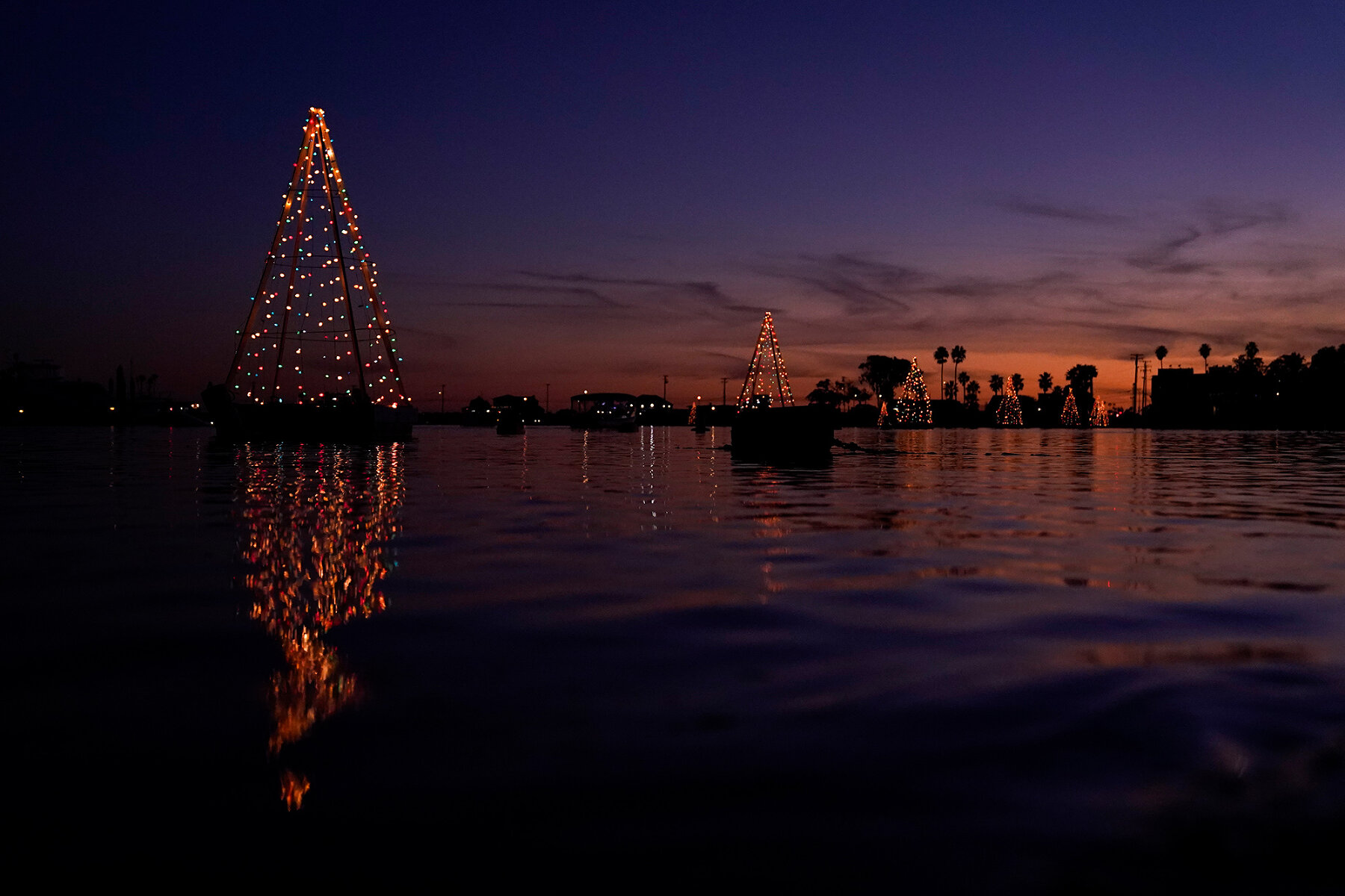<p>Плавающие рождественские елки на понтонах в городе Лонг-Бич в Калифорнии, 20 декабря 2021 года</p>