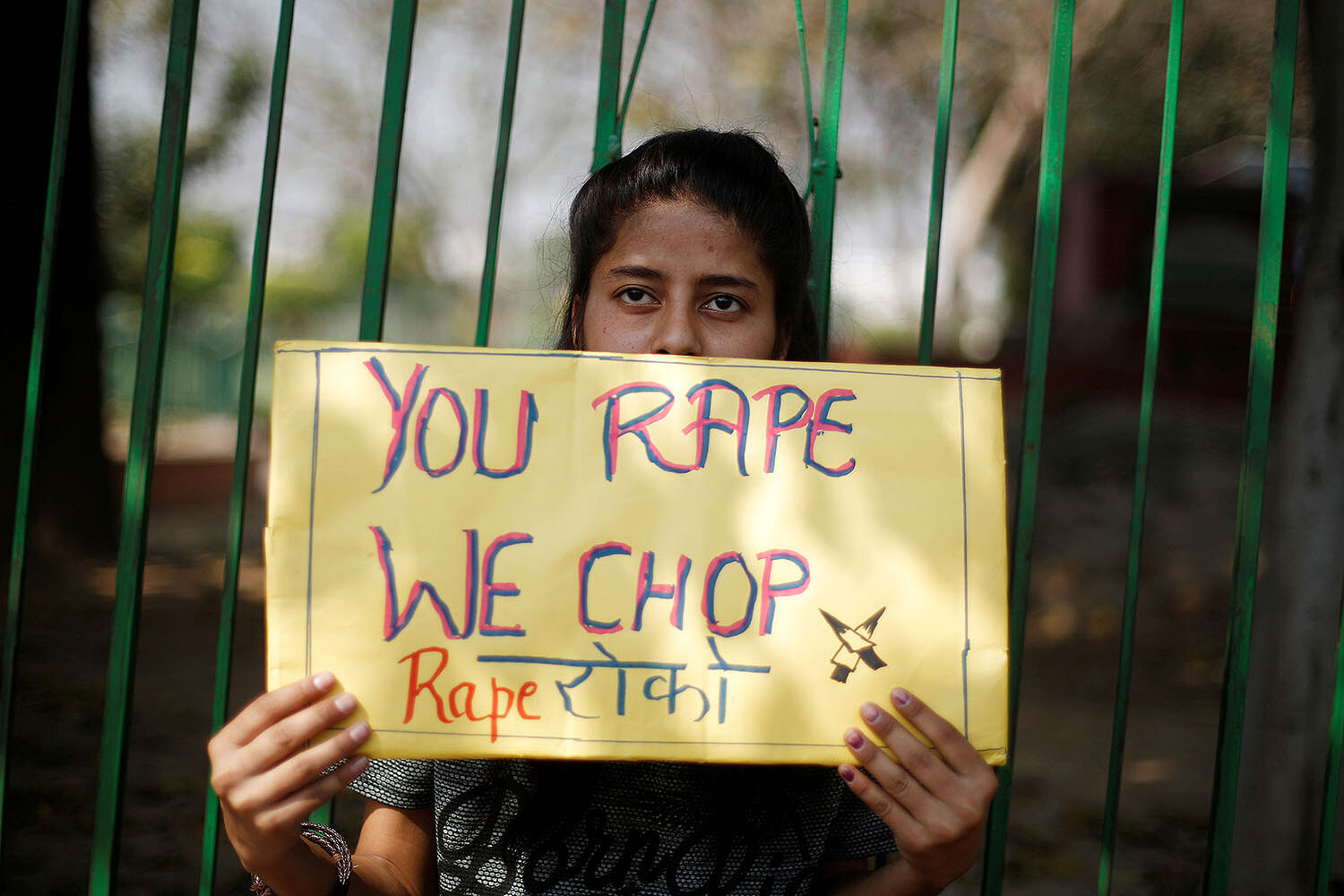 <p>Женщина с плакатом против насилия во время демонстрации за права женщин в Нью-Дели, Индия</p>
