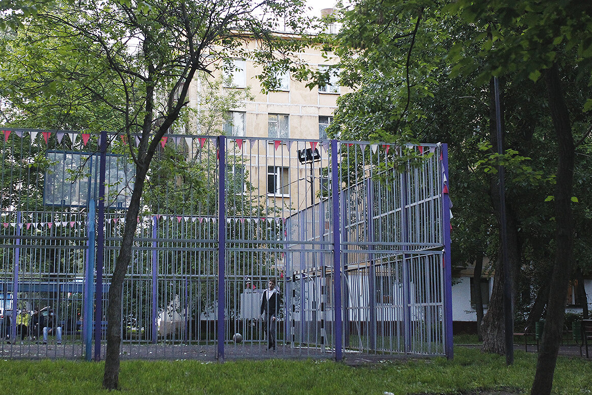<p>Спортивная площадка рядом с домом 17 на Шереметьевской улице, оба корпуса которого могут снести.</p>