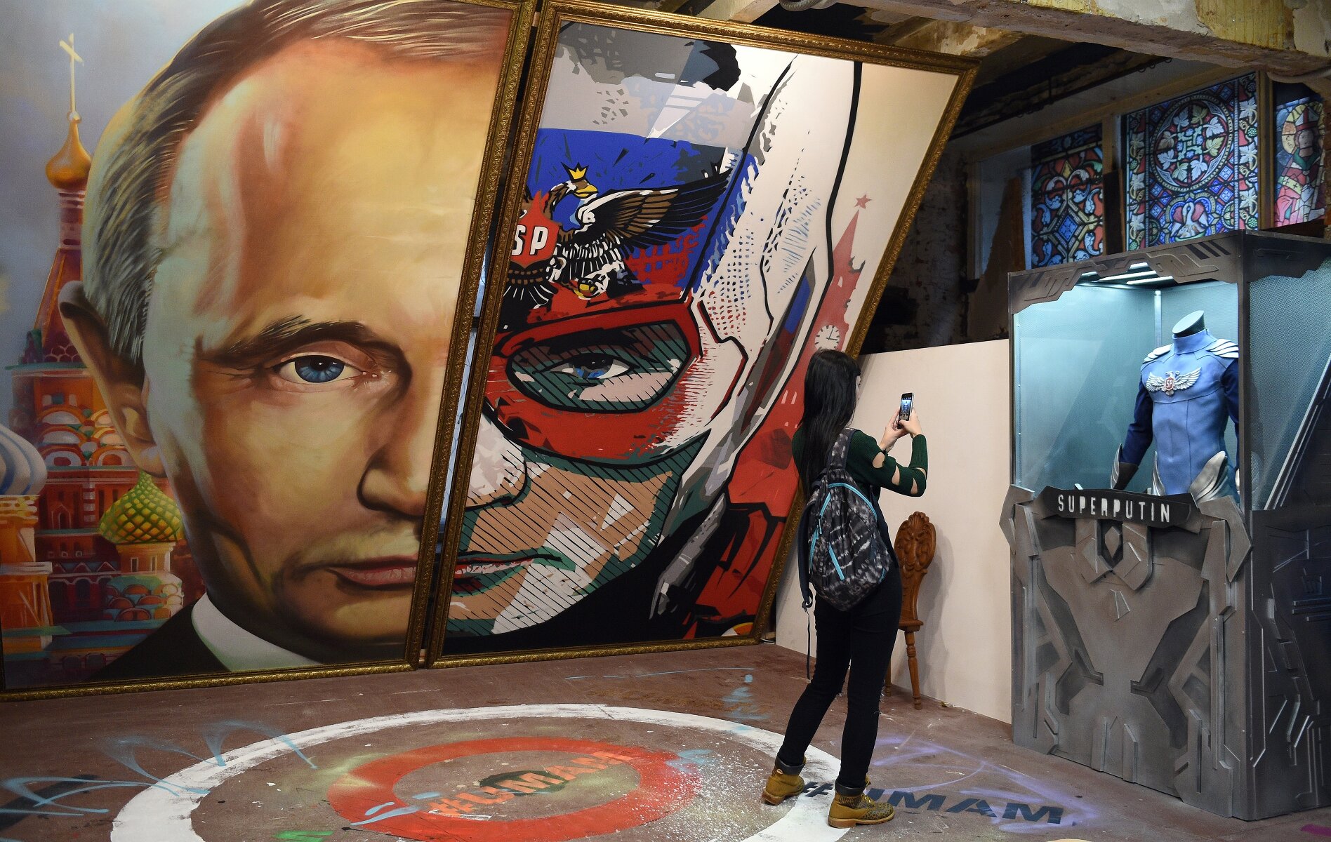 <p>&laquo;Выставка, изображающая любимого русского Трампа в образе супергероя, открылась в Москве&raquo;, &mdash; так заметку о выставке озаглавило издание Newsweek.&nbsp;</p>