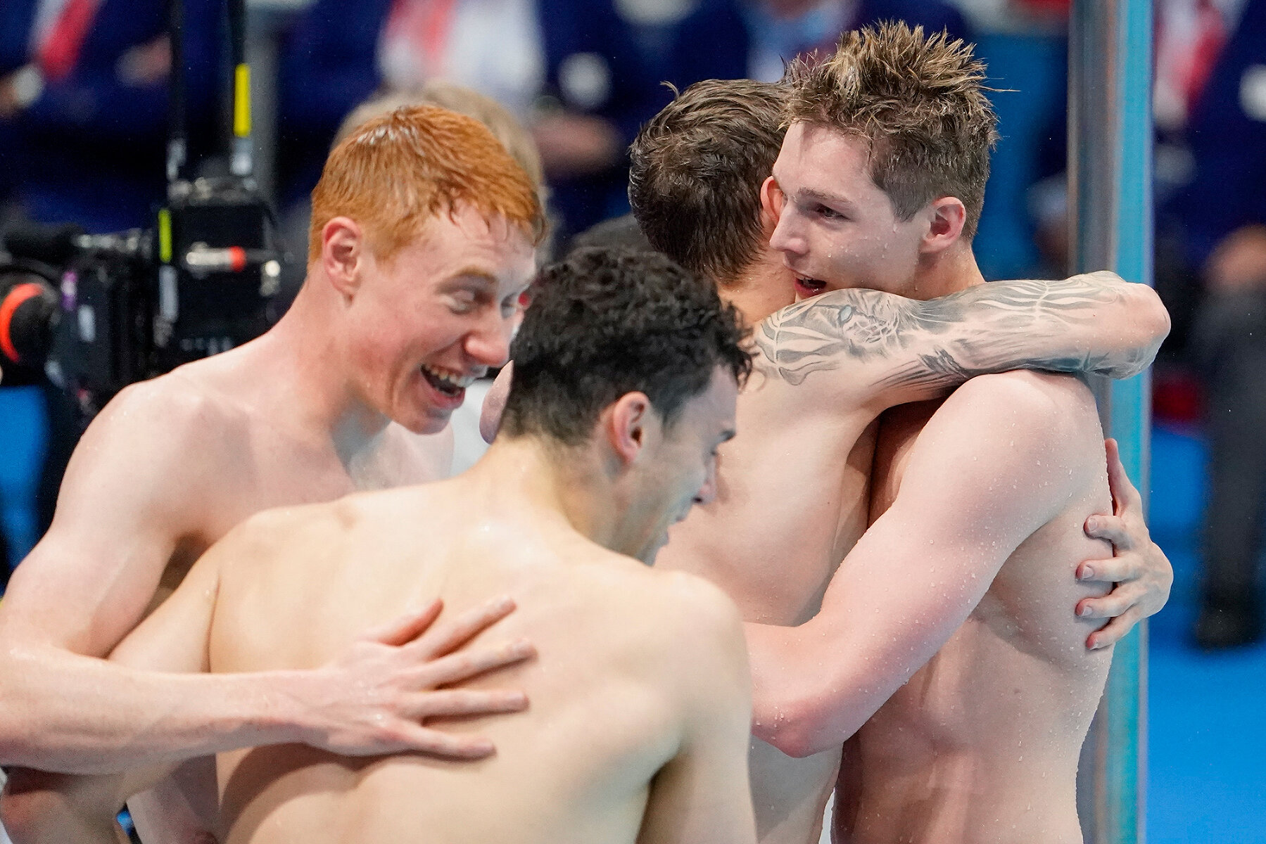 <p>Мужская команда Великобритании по плаванию празднует победу в эстафете 4х200 метров вольным стилем, 28 июля 2021 года</p>