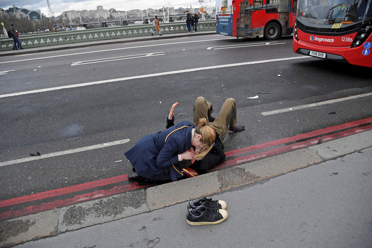 <p><strong>22 марта. Лондон, Великобритания</strong></p>

<p>Раненый человек в результате <a href="https://tvrain.ru/articles/terakt_v_londone-430446/" target="_blank">теракта</a>&nbsp;на Вестминстерском мосту. Погибли пять человек, включая нападавшего, ранено 40 человек.</p>