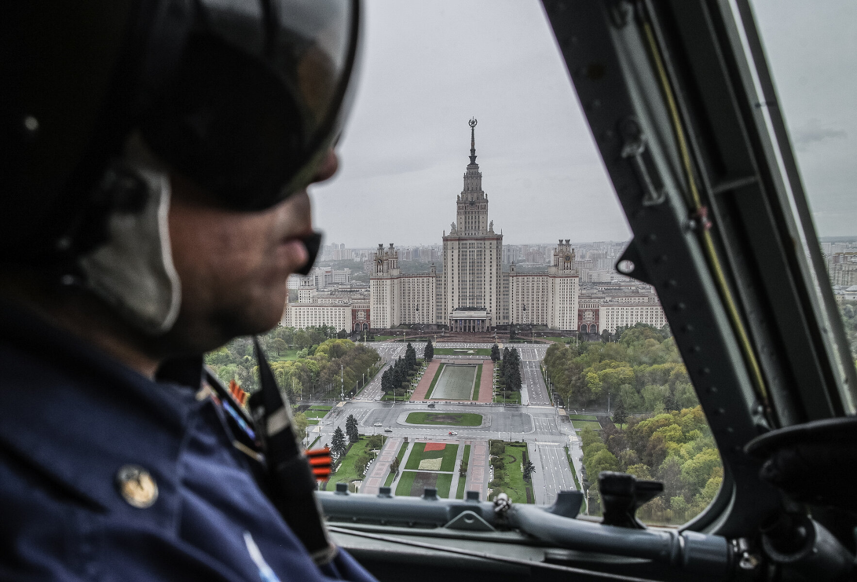 <p>Москва. Летчик в кабине&nbsp;вертолета Ми-8 пролетает мимо МГУ</p>