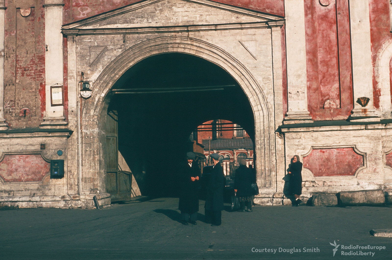 <p>Вход в Донской монастырь в Москве</p>