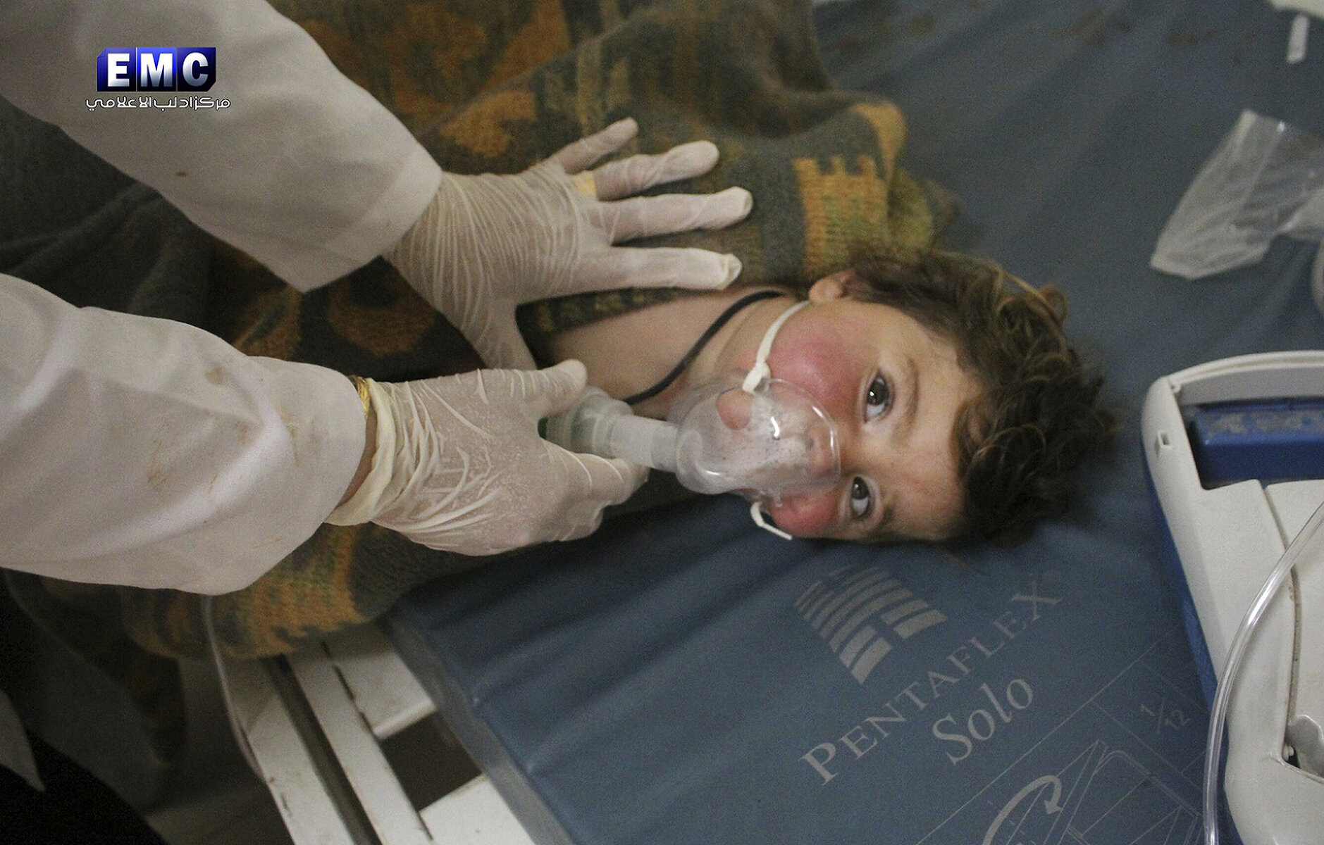 <p>Пострадавший ребенок во временной больнице в городе Хан-Шейхун, провинции Идлиб.</p>