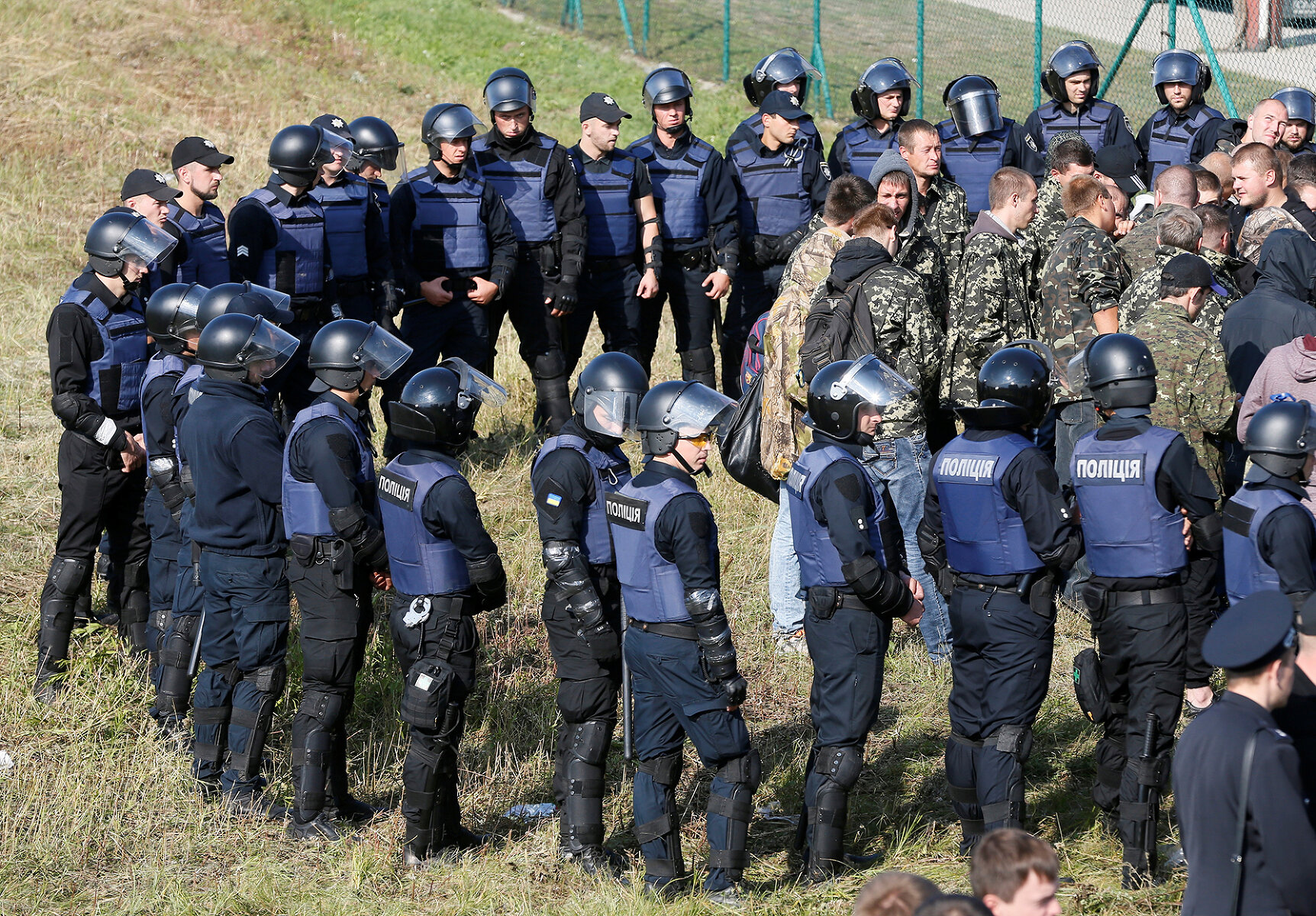 <p>Сотрудники милиции блокируют противников&nbsp;Михаила Саакашвили около контрольно-пропускного пункта на украинско-польской границе в Краковце.</p>