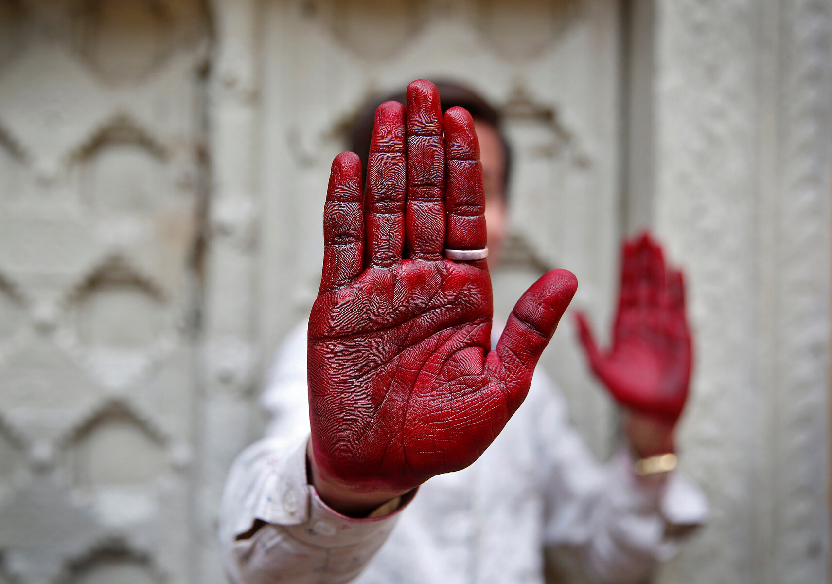 <p>Ортодоксальный индуист показывает свои испачканные краской руки после участия в религиозном празднике Холи.</p>