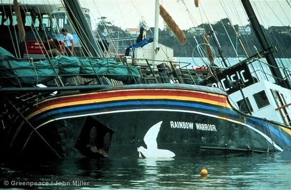 <p>В 1985 году экипаж корабля Greenpeace &laquo;Воин радуги&raquo; протестовал в Окленде против атомных испытаний, проводимых Францией в Тихом океане. Агенты французских спецслужб подорвали корабль накануне акции. Погиб фотограф Фернандо Перейра.</p>