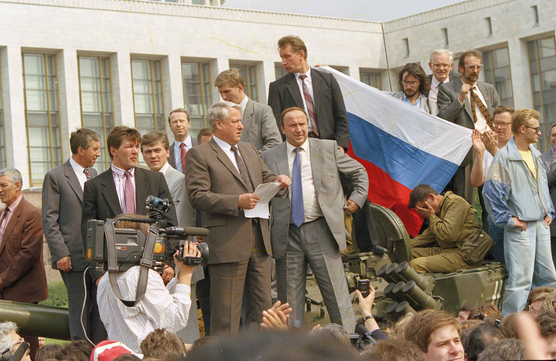 <p>Борис Ельцин на танке перед Белым домом объявляет&nbsp;о незаконности путча и призывает&nbsp;выходить на&nbsp;защиту демократической России, 19 августа 1991 года</p>