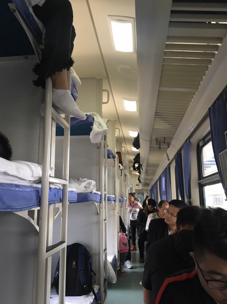 <p>А вот как выглядят старые плацкарты в Китае &mdash; это вагон второго класса с тремя этажами полок.&nbsp;&laquo;Хотя поездка была невероятно долгой, она была комфортной, &mdash; <a href="https://www.daneonaplane.org/2018/10/04/overnight-train-in-china/" target="_blank">пишет</a> у себя в блоге путешественник Никлас Глад.&nbsp;&mdash; У меня была верхняя полка, и я мог лежать и расслабляться сколько хочу. Так как сидячих мест в каждой кабинке всего два, пассажирам на нижних полках в течение дня приходится делиться ими в качестве сидений&raquo;.</p>