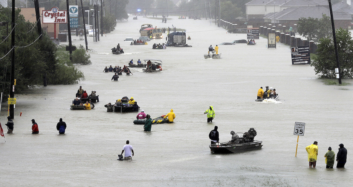 <p><strong>28 августа. Хьюстон, США</strong></p>

<p>Спасательные лодки плывут по затопленной улице во время <a href="https://tvrain.ru/teleshow/videooftheday/harvey-443192/" target="_blank">эвакуации </a>из-за тропического шторма Харви.</p>