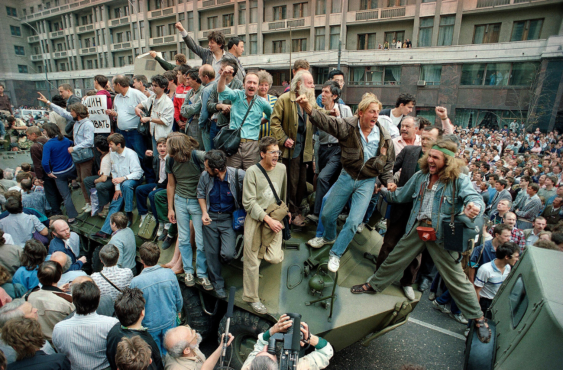 <p>Противники путчистов забираются на бронетранспортер, который направлялся на Красную площадь, 19 августа 1991 года</p>