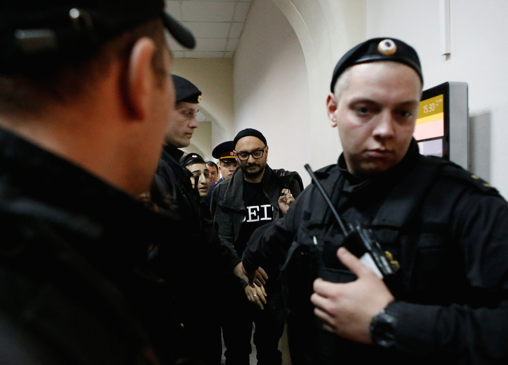 <p>Режиссера Кирилла Серебренникова под аплодисменты завели в зал в Басманном суде в окружении пятерых полицейских.</p>