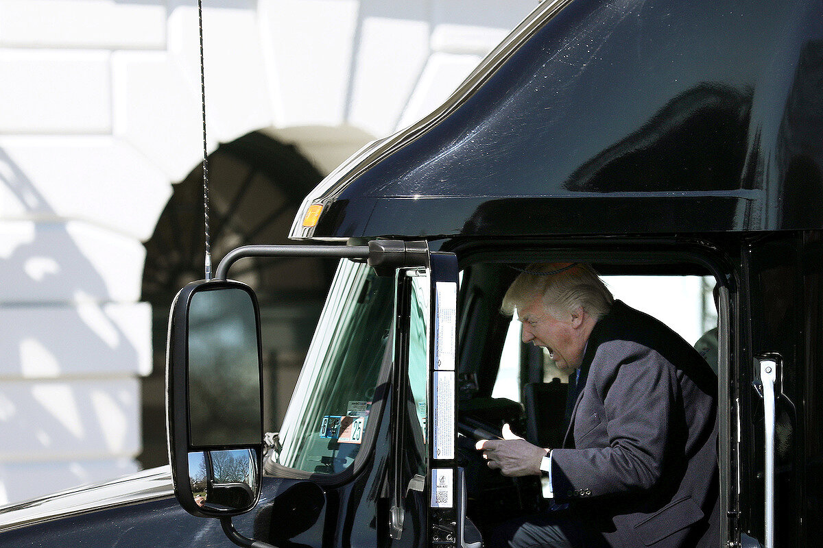 <p><strong>23 марта. Вашингтон, США</strong></p>

<p>Президент США Дональд Трамп приветствует дальнобойщиков, сидя в грузовике, перед совещанием по вопросам здравоохранения.</p>