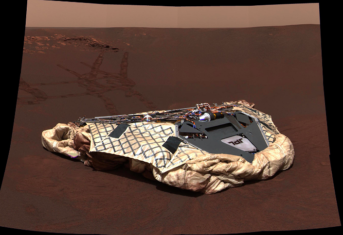 <p>&laquo;Оппортьюнити&raquo; высадился на Марсе 24 января 2004 года, через семь месяцев после запуска с базы ВВС США на мысе Канаверал. В это время там уже 20 дней работал &laquo;<a href="http://www.jpl.nasa.gov/missions/mars-exploration-rover-spirit-mer-spirit/" target="_blank">Спирит</a>&raquo;&nbsp;&mdash; другой марсоход программы NASA Mars Exploration Rover. Двойник&nbsp;&laquo;Оппортьюнити&raquo; завершил миссию в мае 2011 года.</p>

<p>На фото: посадочная станция ровера, которая помогла&nbsp;&laquo;Оппортьюнити&raquo; безопасно приземлиться. 24-й день миссии.</p>