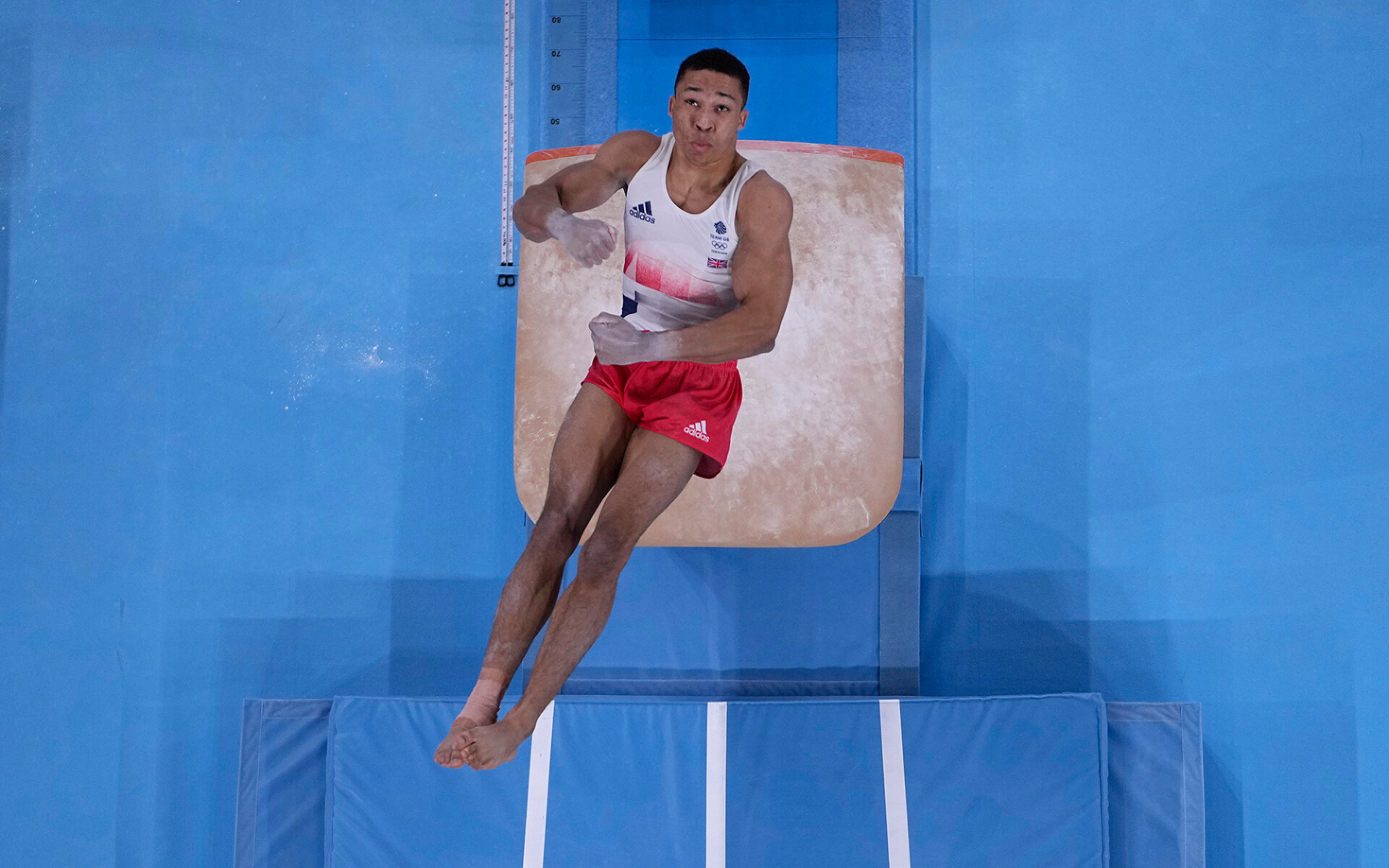 <p>Джо Фрейзер из Великобритании выполняет опорный прыжок во время финала командных соревнований по художественной гимнастике, 26 июля 2021 года</p>
