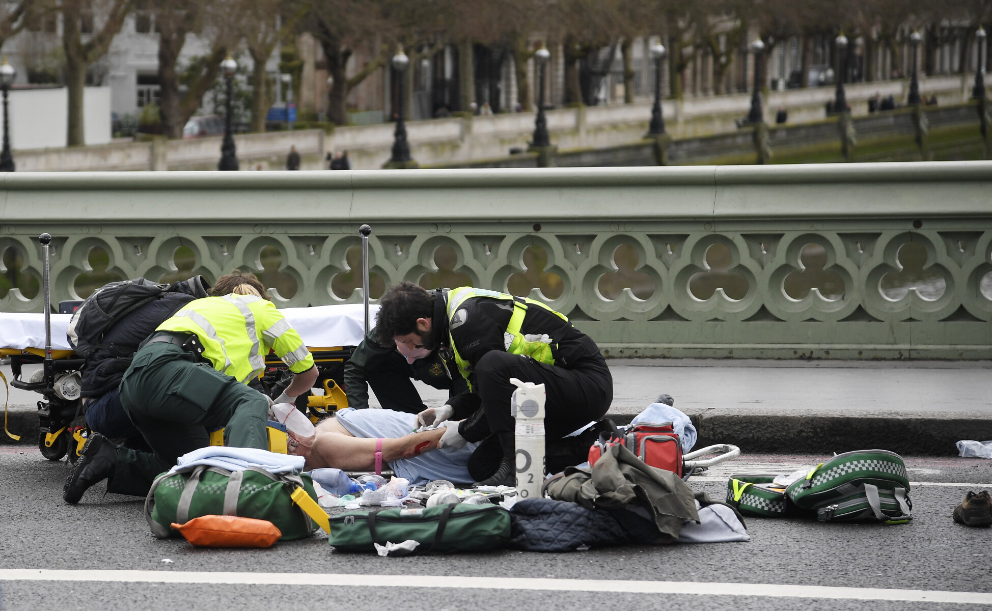 <p>Команда медиков помогает&nbsp;пострадавшему на Вестминстерском&nbsp;мосту</p>