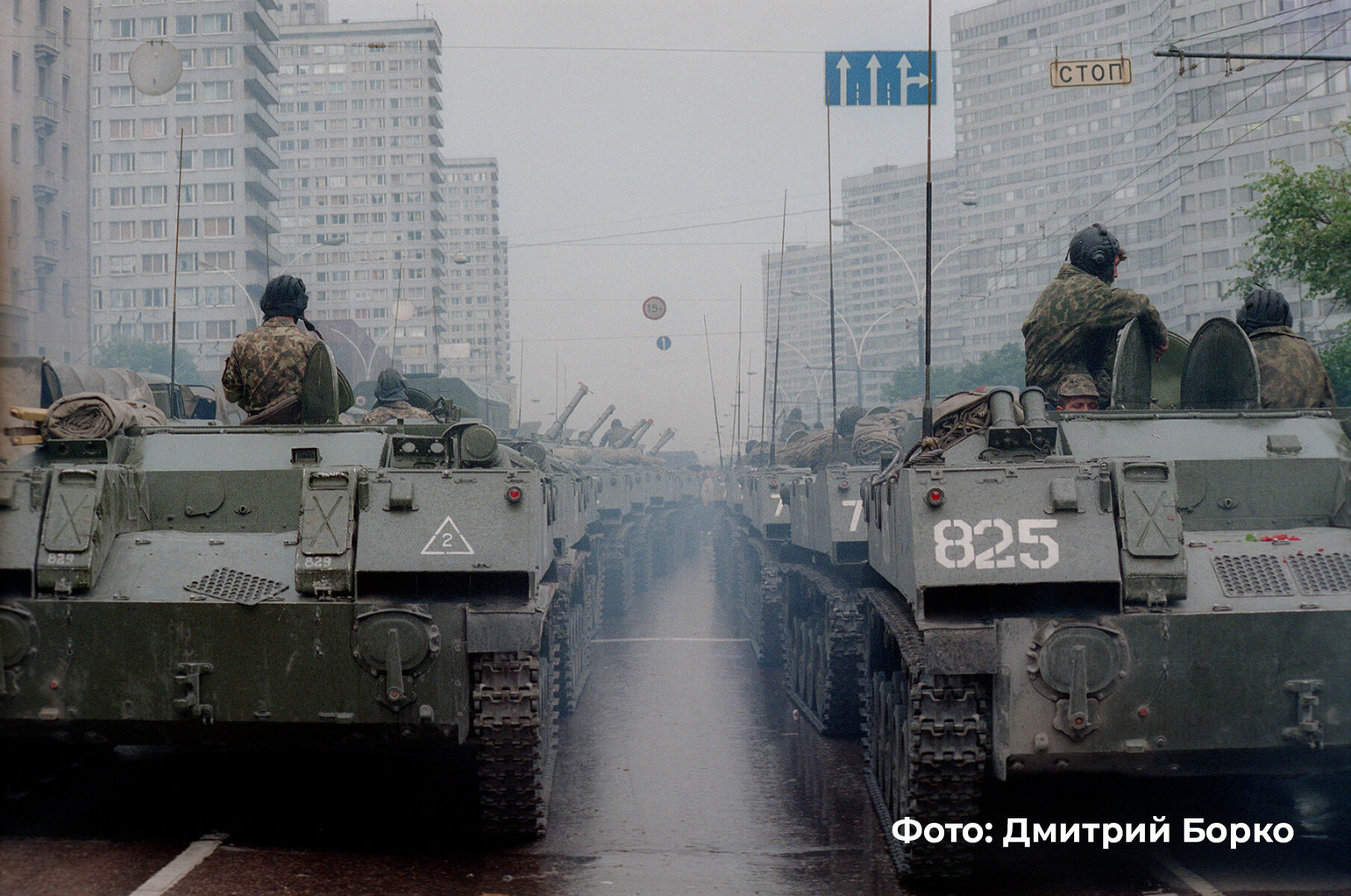 <p>Танки на проспекте Калинина (сейчас &mdash; улица Новый Арбат), 20 августа 1991 года. Они должны были контролировать соблюдения комендантского часа в Москве.&nbsp;</p>