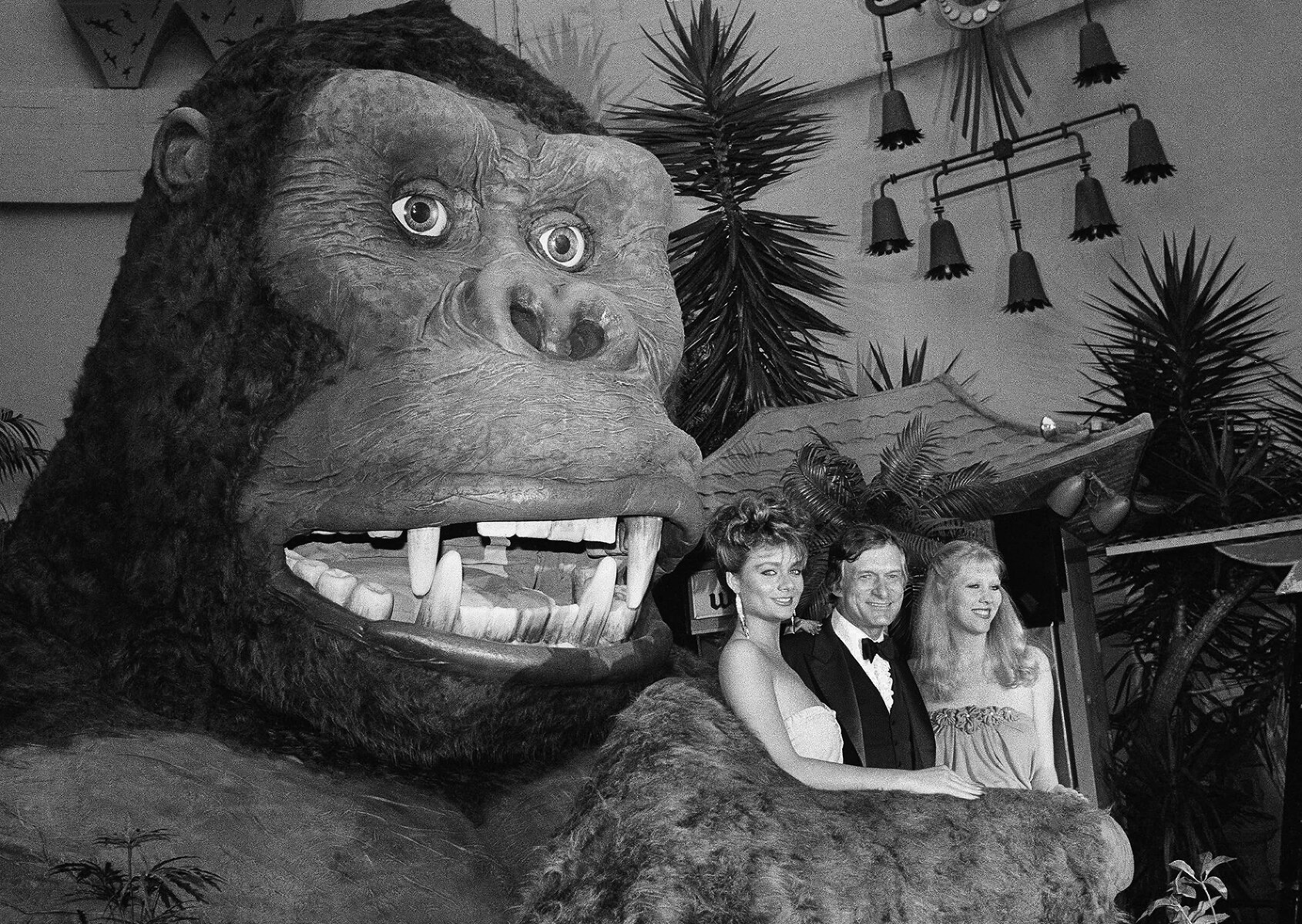 <p>Хью Хефнер, Хоуп Олсон и Кэрри Ли на 50-летии премьеры&nbsp;фильма &laquo;Кинг-Конг&raquo;&nbsp;27 мая 1983 года.</p>