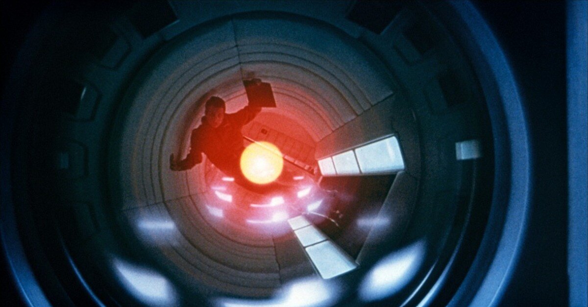 <p>16. HAL 9000 из &laquo;Космической Одиссеи 2001 года&raquo;</p>

<p>Это сверхразумный компьютер HAL 9000, контролирующий экспедицию астронавтов на Луну, которые отправляются туда для изучения монолита, испускающего излучение. Из-за неисправности компьютер планируют отключить &mdash; он считывает разговор и убивает члена экипажа. При этом он вежливо извиняется. Когда его все-таки отключают, он поет песню &mdash; в 1961 году она стала первой, которую когда-либо проигрывал компьютер.</p>