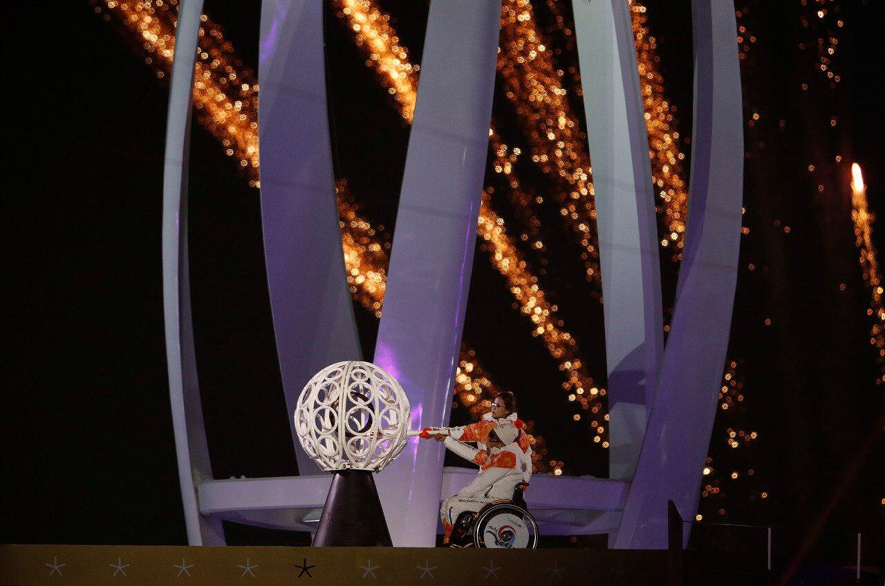 <p>Паралимпийский огонь зажгли керлингисты Со Сун-оки и Ким Ын Чжон.&nbsp;</p>