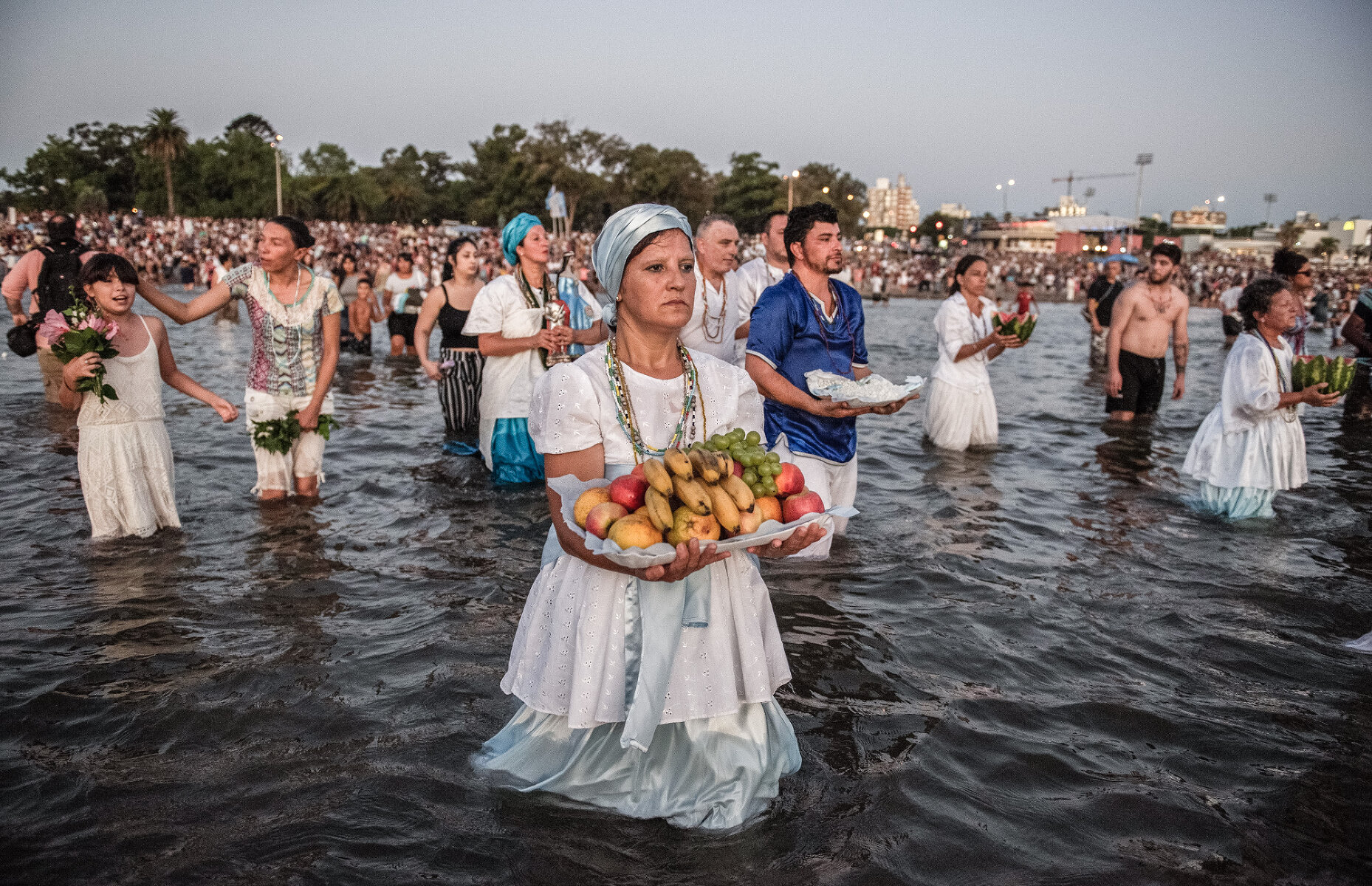 <p>Праздник приношения даров богине моря Йеменья в Монтевидео, Уругвай</p>