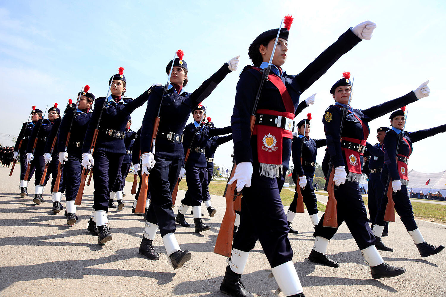 <p>Служащие в полиции женщины маршируют во время праздничной церемонии в Исламабаде, Пакистан</p>