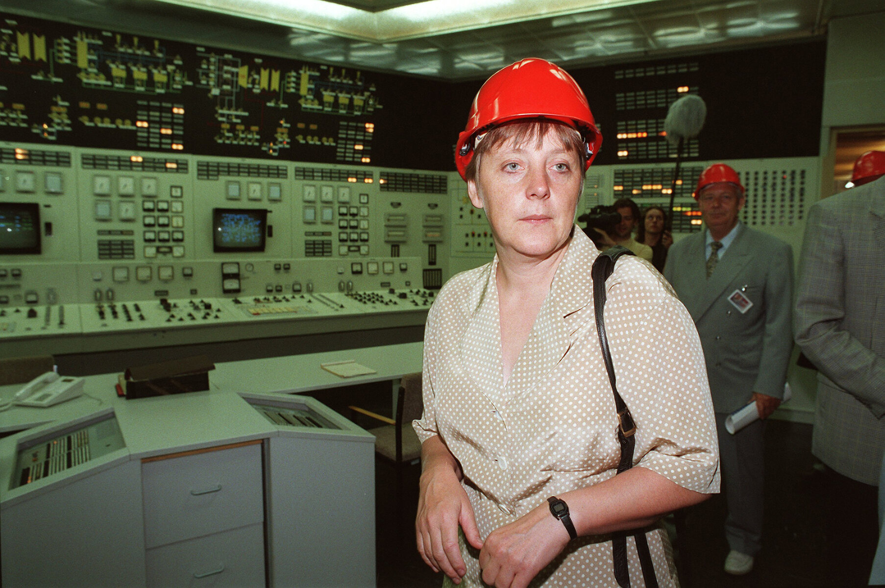 <p>Меркель в качестве министра по охране окружающей среды (получила портфель в 1994 году) во время посещения АЭС Грайфсвальд, Лубмин, 20 июля 1995 года&nbsp;</p>

<p>Эта атомная электростанция была крупнейшей в Восточной Германии, но прекратила работу после объединения страны в 1990 году. При Меркель были проведены работы по выведению АЭС из эксплуатации.</p>