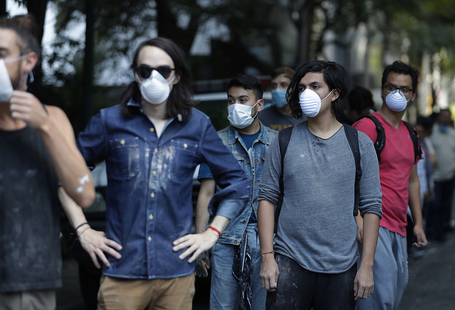 <p>Добровольцы в масках от пыли пришли помогать при разборе завалов рухнувших зданий после землетрясения.</p>

<p>&nbsp;</p>