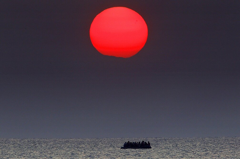 <p>Переполненная беженцами лодка, дрейфующая в Эгейском море между Турцией и Грецией. Мотор лодки сломался после отправления с греческого острова Кос. 11 августа 2015 года</p>