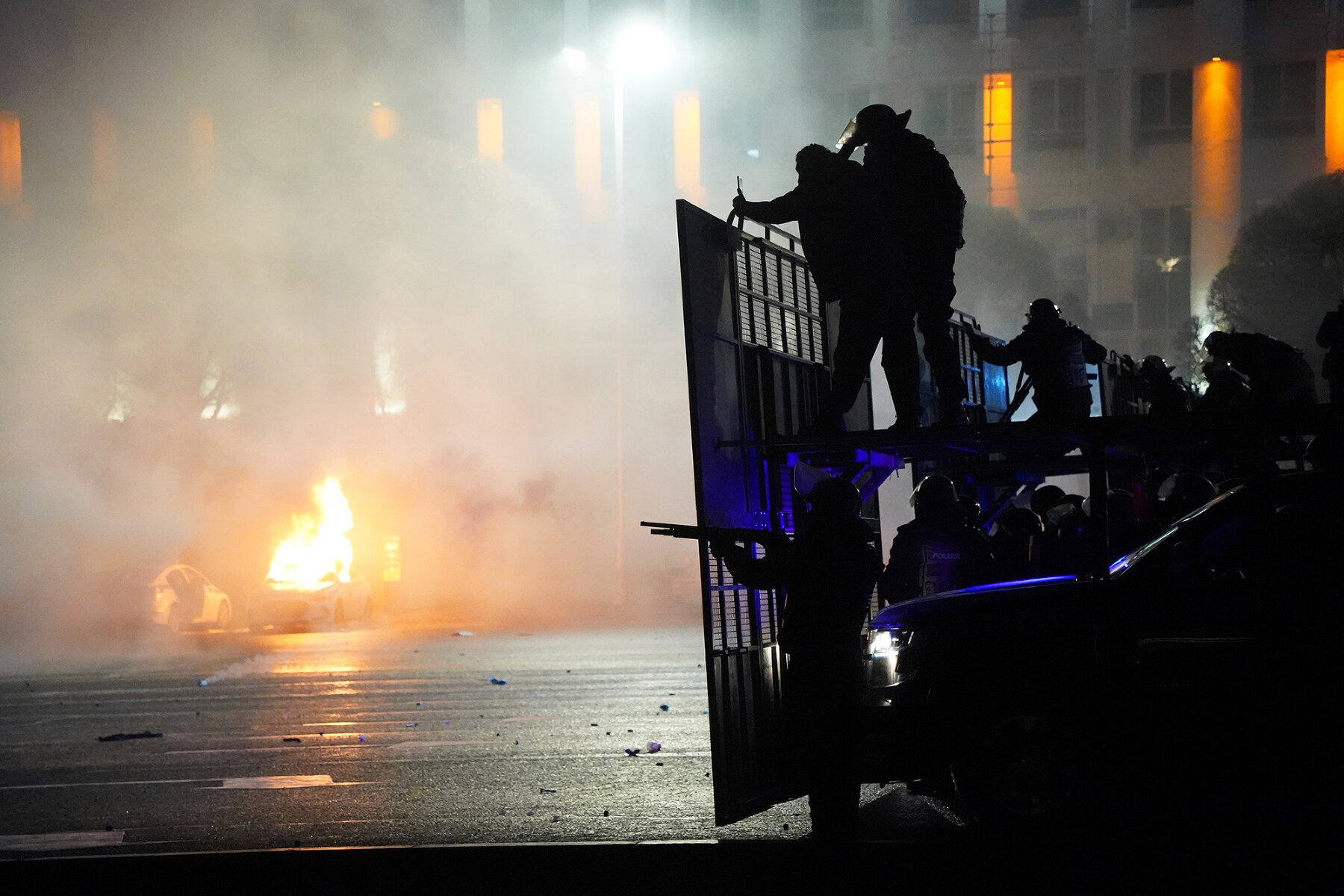 <p>ОМОН готовится к разгону беспорядков в Алматы &mdash; на фоне горит машина полиции, ночь на 5&nbsp;января.</p>