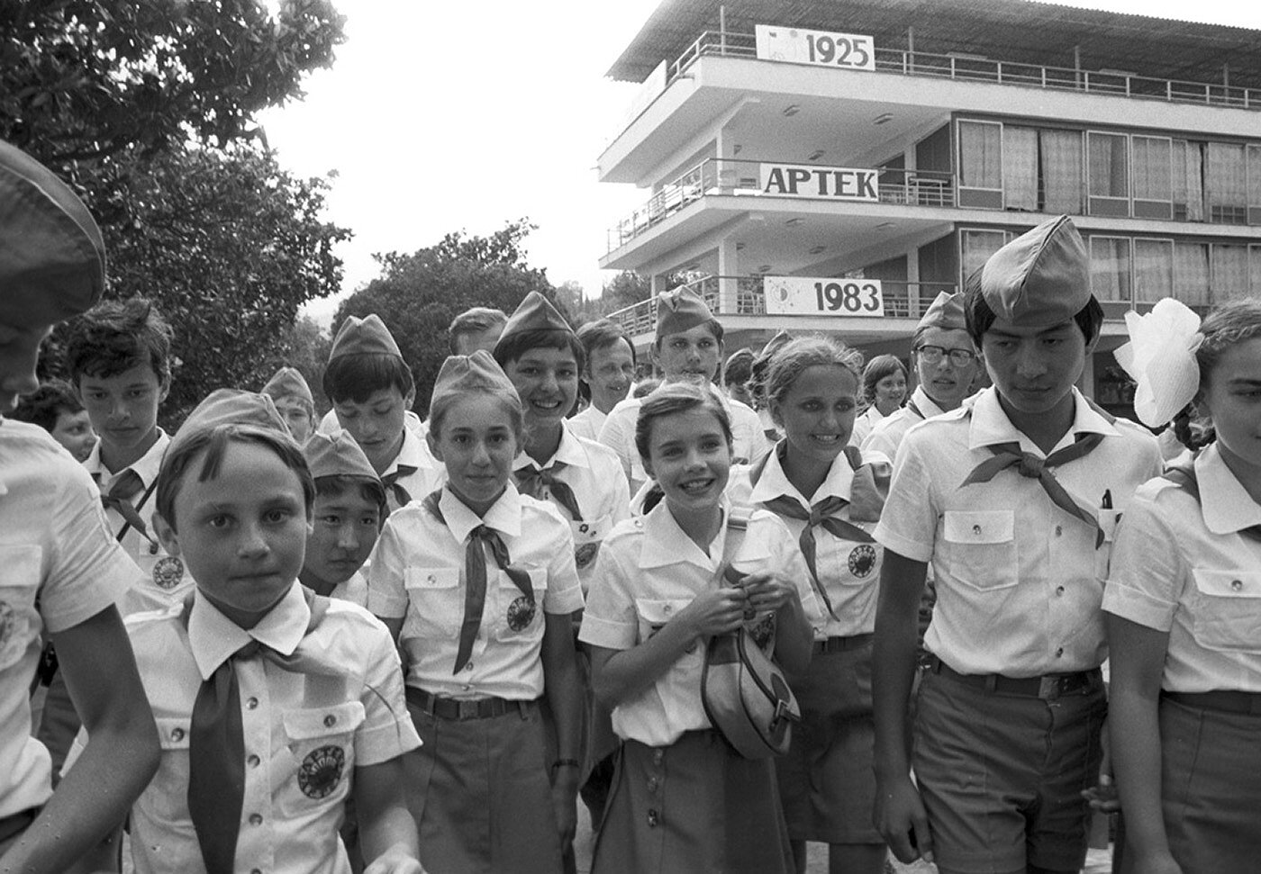 <p>Американка Саманта Смит (в центре) во время отдыха в детском лагере &laquo;Артек&raquo;, 1983</p>