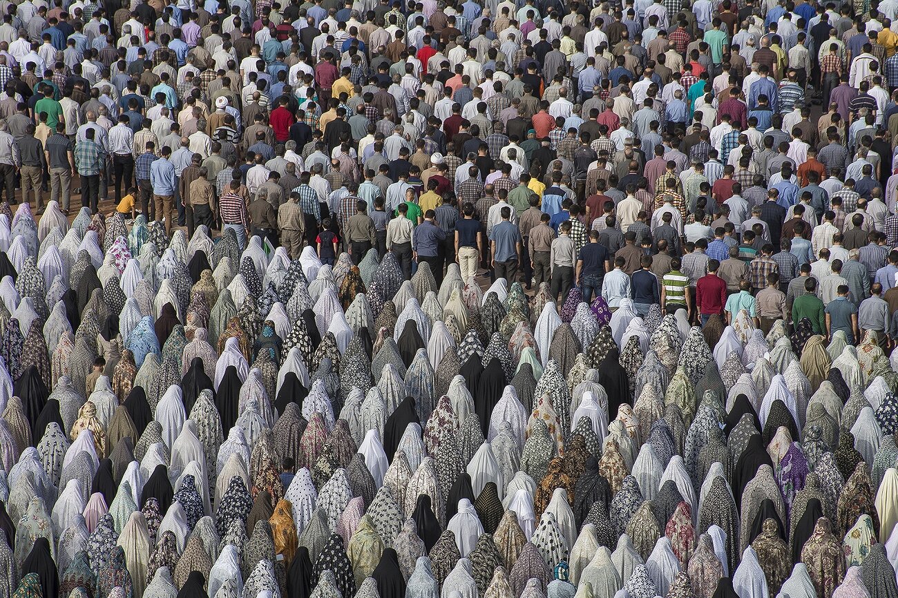 Correlation. <p>Мужчины и женщины раздельно молятся во время Ураза-байрама, Хамадан, Иран</p>