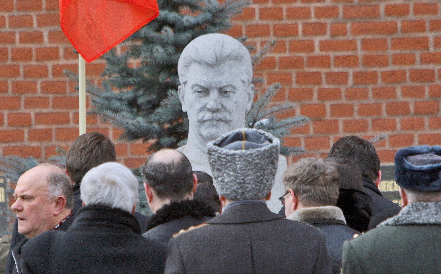 <p><strong>Сталин в Некрополе</strong></p>

<p>Бюст Сталина в Некрополе у Кремлевской стены был установлен в 1970 году. Традиционно в годовщину смерти Сталина КПРФ <a href="https://tvrain.ru/teleshow/videooftheday/zvety_stalinu-429043/" target="_blank">возлагает </a>цветы к памятнику.&nbsp;Сталин умер 5 марта 1953 года. а 9 марта он был похоронен в&nbsp;Мавзолее на Красной площади. В 1961 году в обстановке секретности его перезахоронили за Мавзолеем.&nbsp;В 1970 году на могиле установлен памятник работы скульптора Николая Томского.</p>