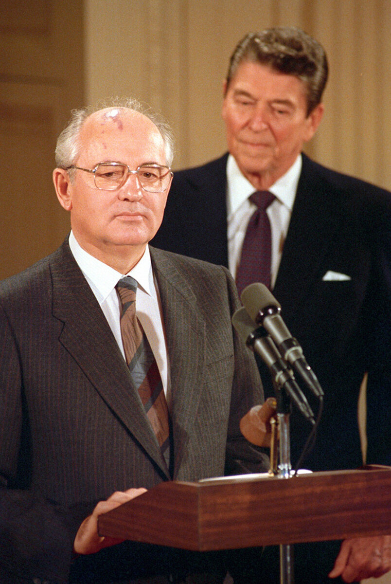 <p>Михаил Горбачев и Рональд Рейган после подписания договора о разоружении в Вашингтоне, 1987</p>