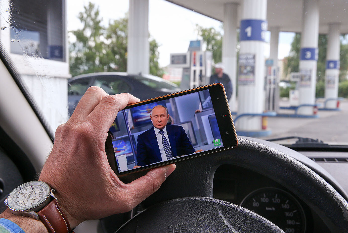 <p>Рязань, 2018 год. Мужчина наблюдает за трансляцией на автозаправке</p>