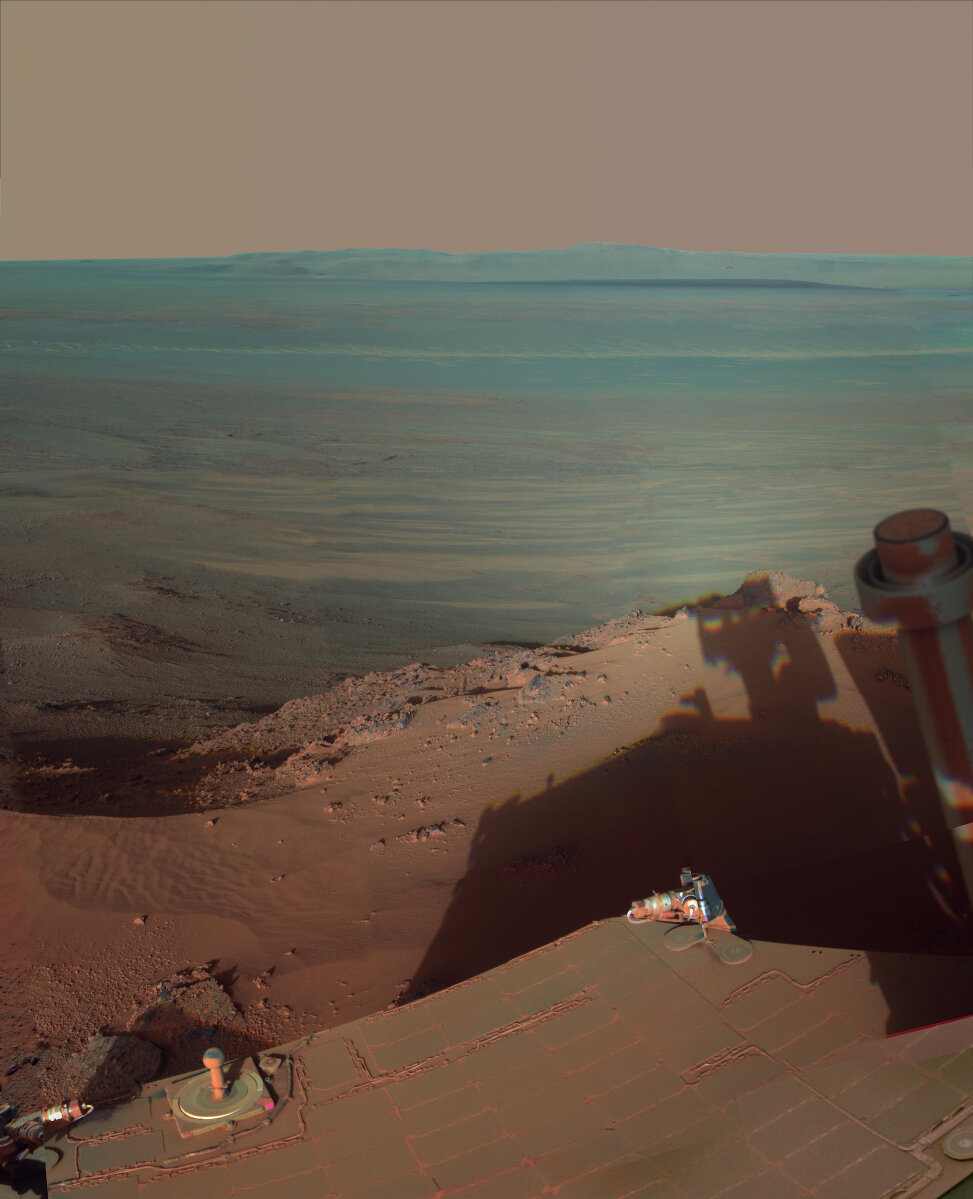 <p>Работа &laquo;Оппортьюнити&raquo; изменила представление об исследовании Марса &mdash; предыдущие аппараты изучали только место приземления, пишет The New York Times. Сейчас на Марсе работает другая миссия NASA &mdash; марсоход &laquo;Кьюриосити&raquo;.</p>

<p>На фото:&nbsp;Вид&nbsp;на кратер Endeavour, май 2012. На снимке видна тень &laquo;Оппортьюнити&raquo;.</p>