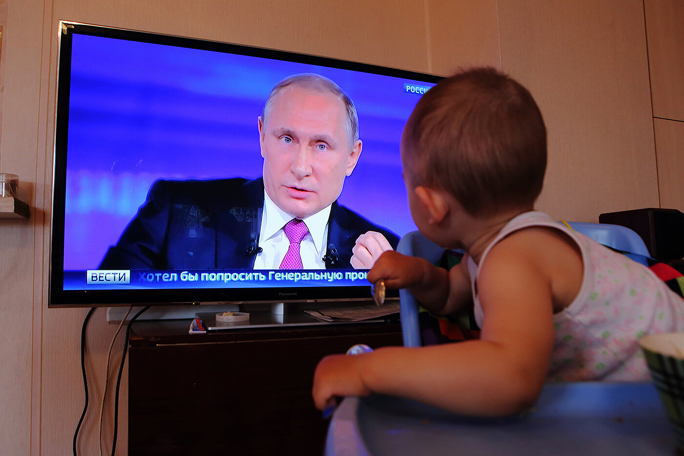 <p>2014 год. Ребенок наблюдает за трансляцией дома</p>