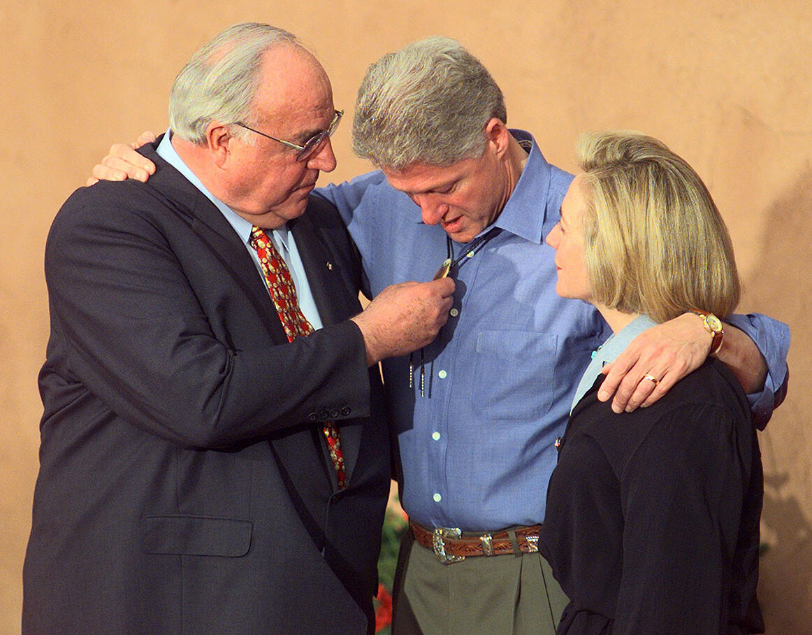 <p>Гельмут Коль оценивает галстук президента Билла Клинтона на саммите&nbsp;&laquo;восьмерки&raquo; в Денвере в 1997 году. Клинтон попросил лидеров надеть&nbsp;ковбойские сапоги и повседневную одежду на ужин, однако Коль предпочел строгий пиджак и галстук.&nbsp;</p>