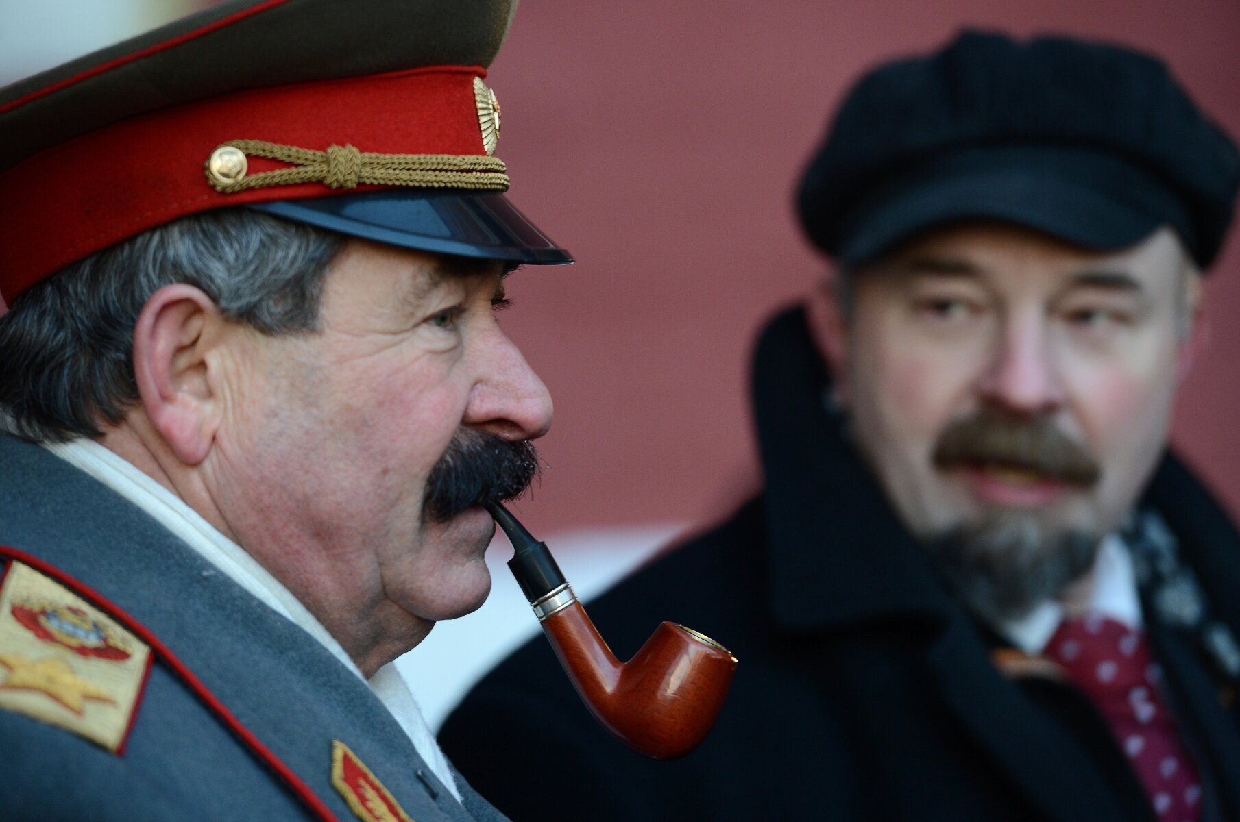 <p><strong>Двойники</strong></p>

<p>Так же на Красной площади туристам предлагают сфотографироваться с двойниками советских вождей, в том числе и со Сталиным.&nbsp;</p>