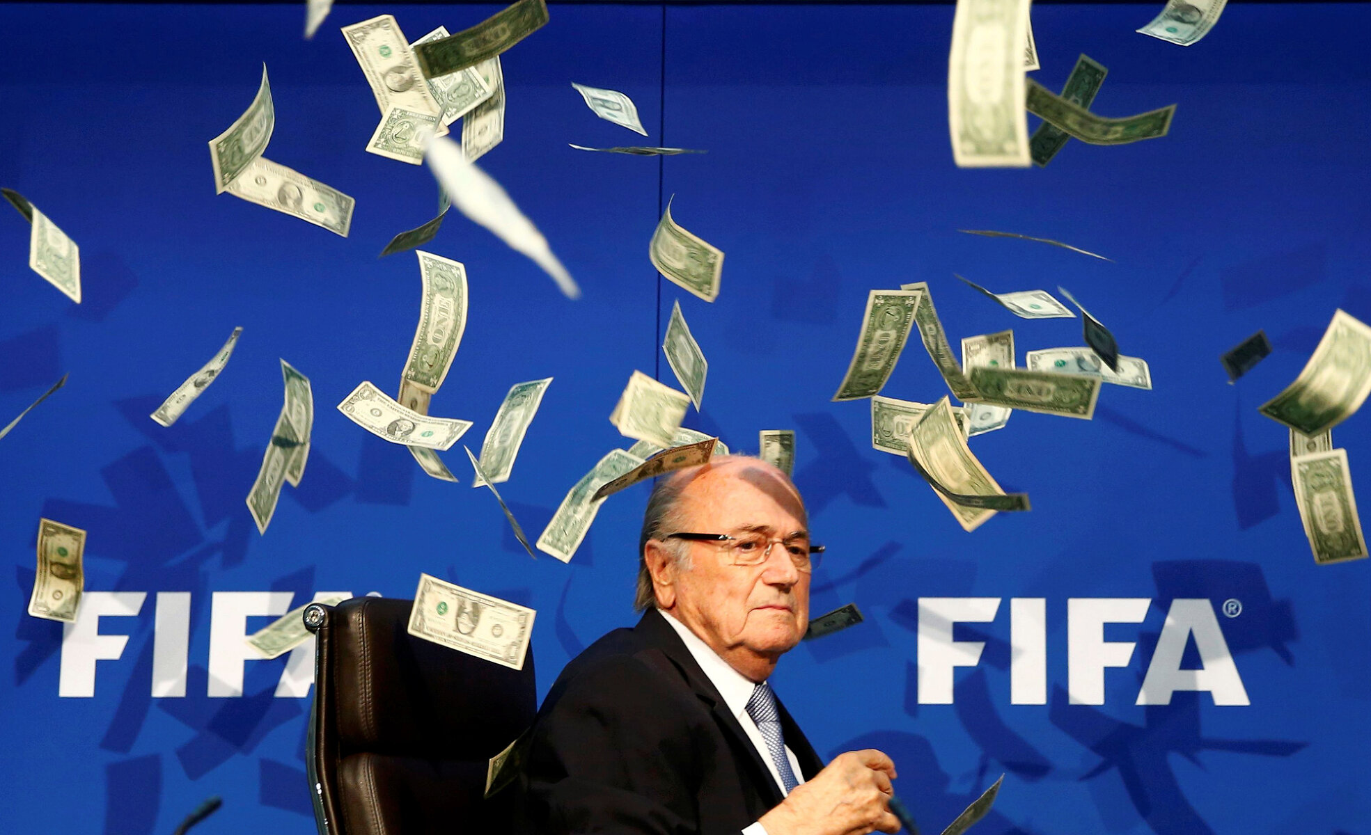 <p>Президент ФИФА Йозеф Блаттер уходит в отставку после обвинений в коррупции. 2015 год</p>