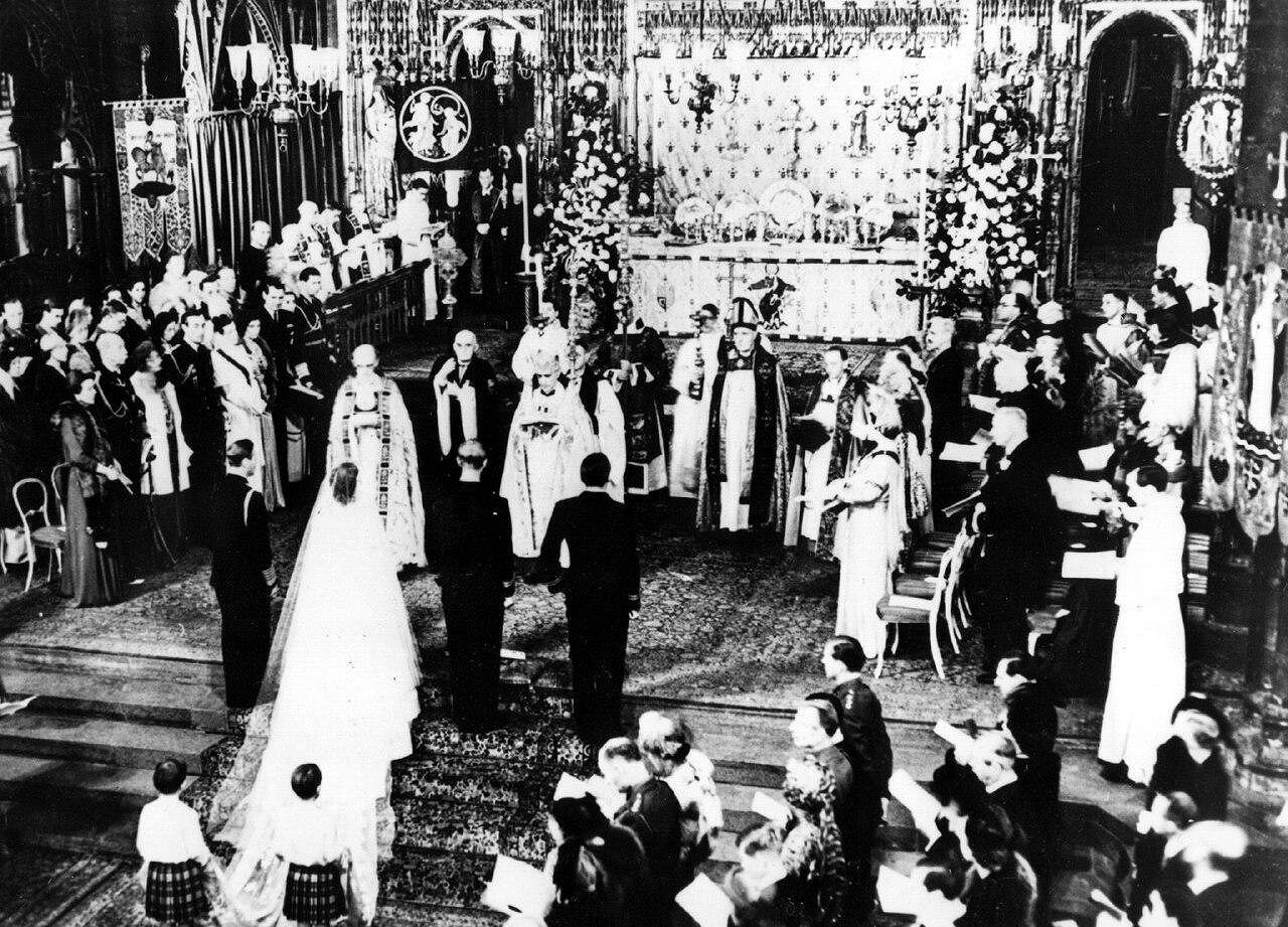 <p>Свадебное платье Елизаветы было украшено 10 тысячами жемчужин, присланных из США. Тиара была позаимствована&nbsp;у матери принцессы, королевы Елизаветы, а жемчужные ожерелья были свадебным подарком от ее родителей.</p>