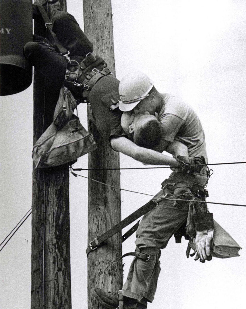 <p>&laquo;Поцелуй жизни&raquo;. Электрик спасает жизнь своему товарищу, который получил удар током. 1967</p>