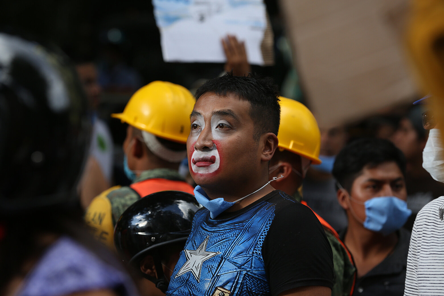<p>Уличный клоун пришел, чтобы помочь разбору завалов и поиску людей в рухнувшем здании после землетрясения в Мехико</p>

<p>&nbsp;</p>