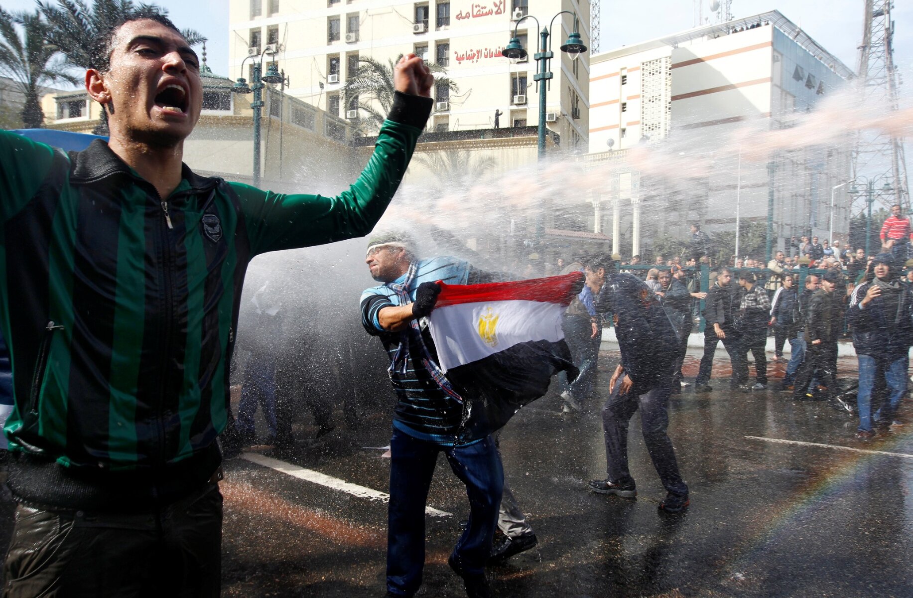 <p>Египетская полиция разгоняет демонстрантов водой и слезоточивым газом. 28 января 2011 года</p>