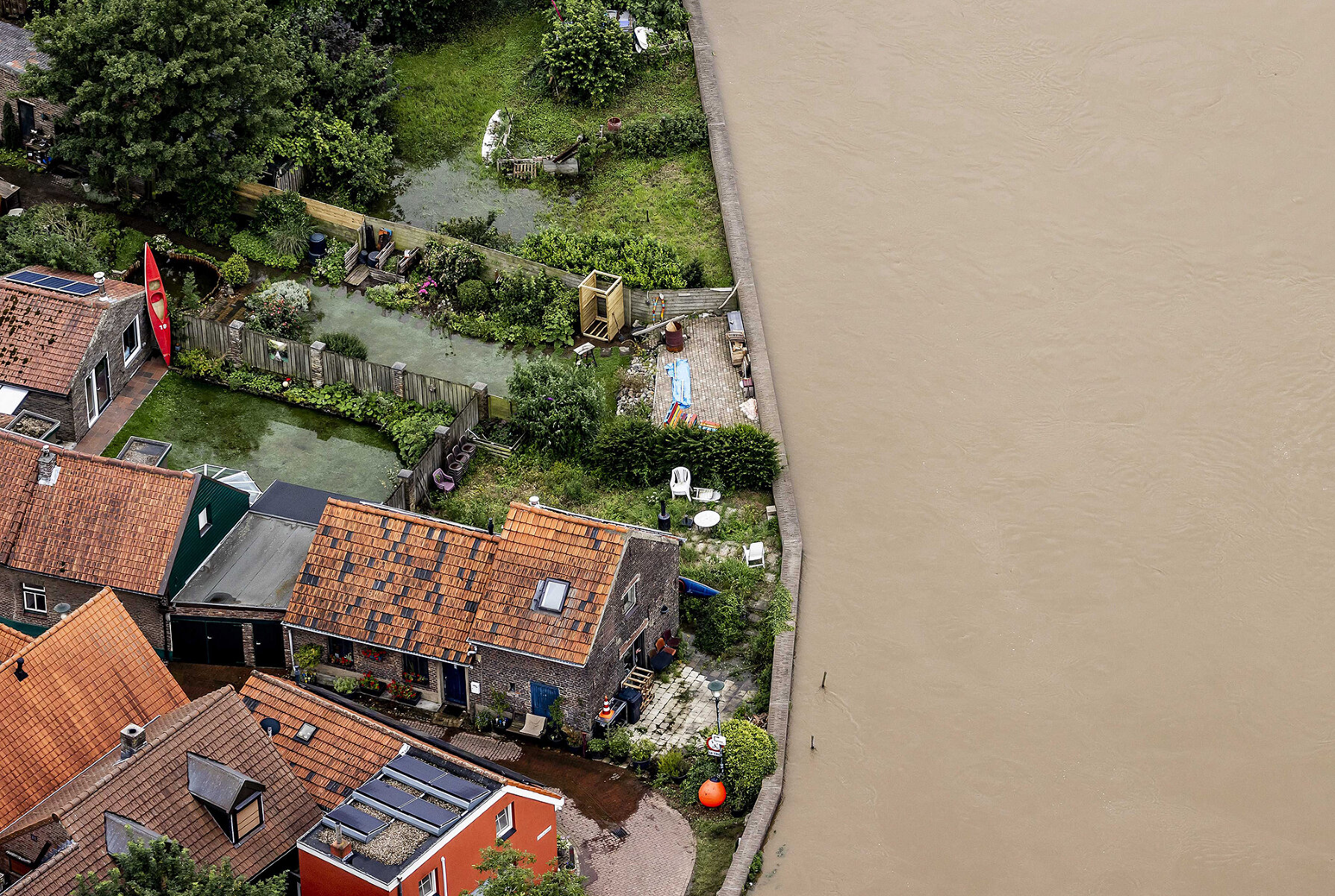 <p>Разлив воды в городе Валкенбург, Нидерланды</p>